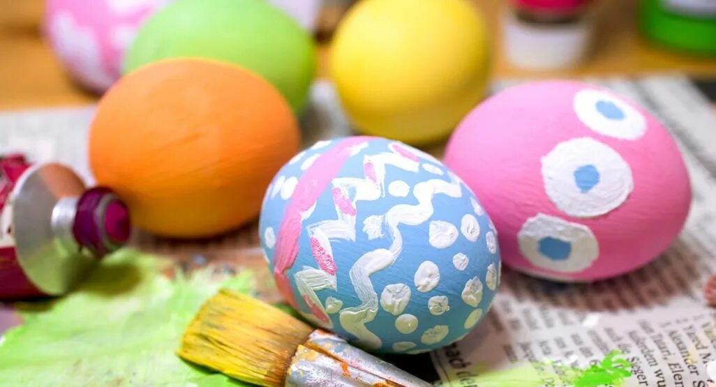 Раскрашивание яиц на Пасху. Краска для яиц на Пасху. Разрисовать пасхальное яйцо. Яйца пасхальные для раскрашивания красками. Дети красили яйца