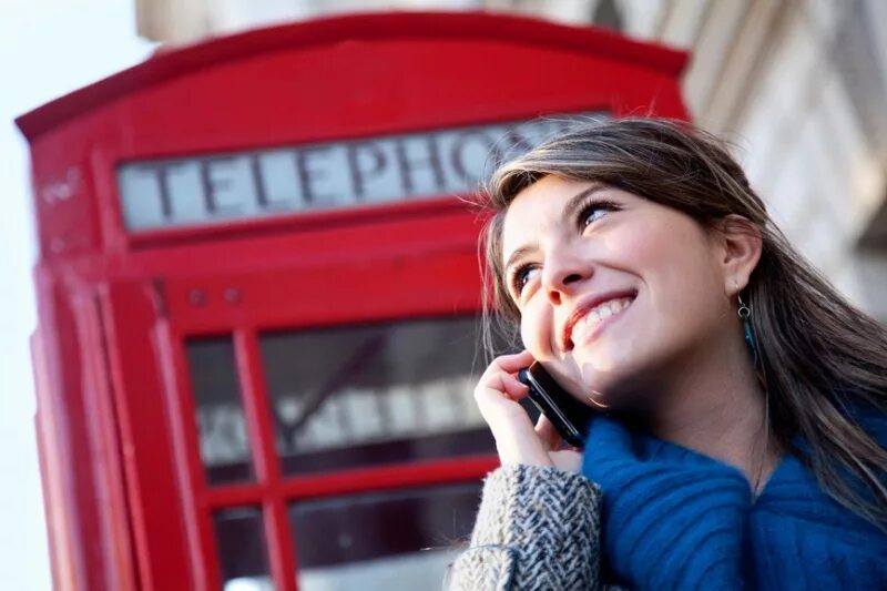 звоните по. таксофон ростелеком. звонки с сотового в экстренные службы. женщина разговаривает по телефону. как позвонить в другой дом.