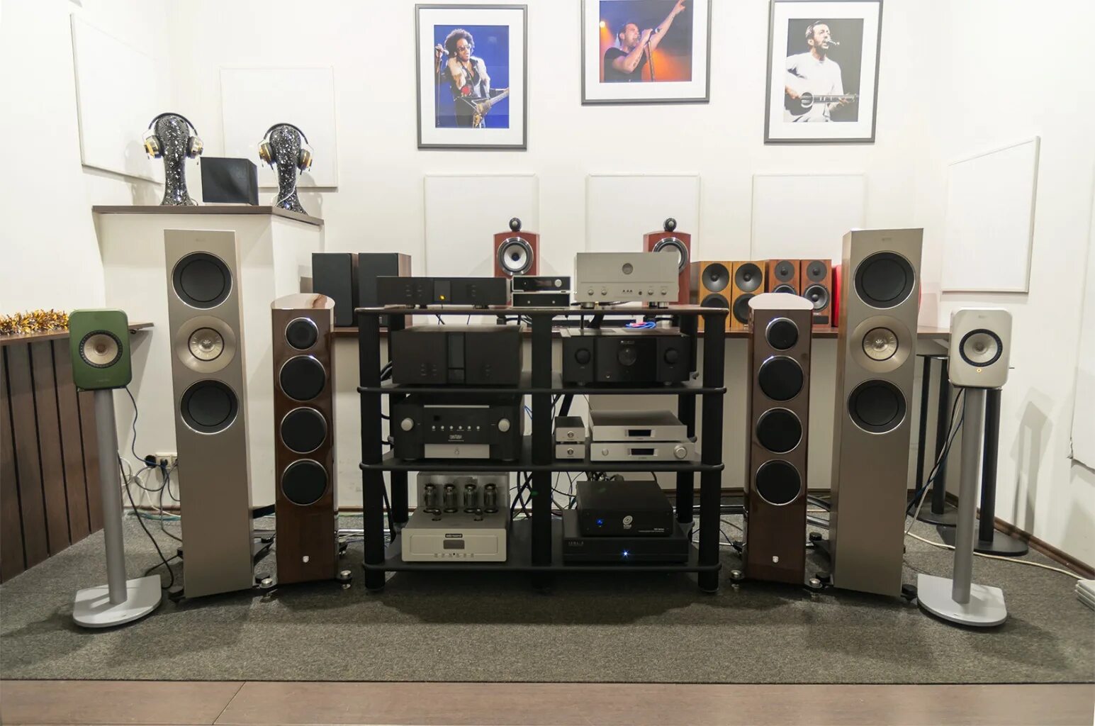 Hifi магазин. Элитная аудиоаппаратура. Магазин hi fi. Хай энд система макинтош. Аудио аппаратура хай-энд.