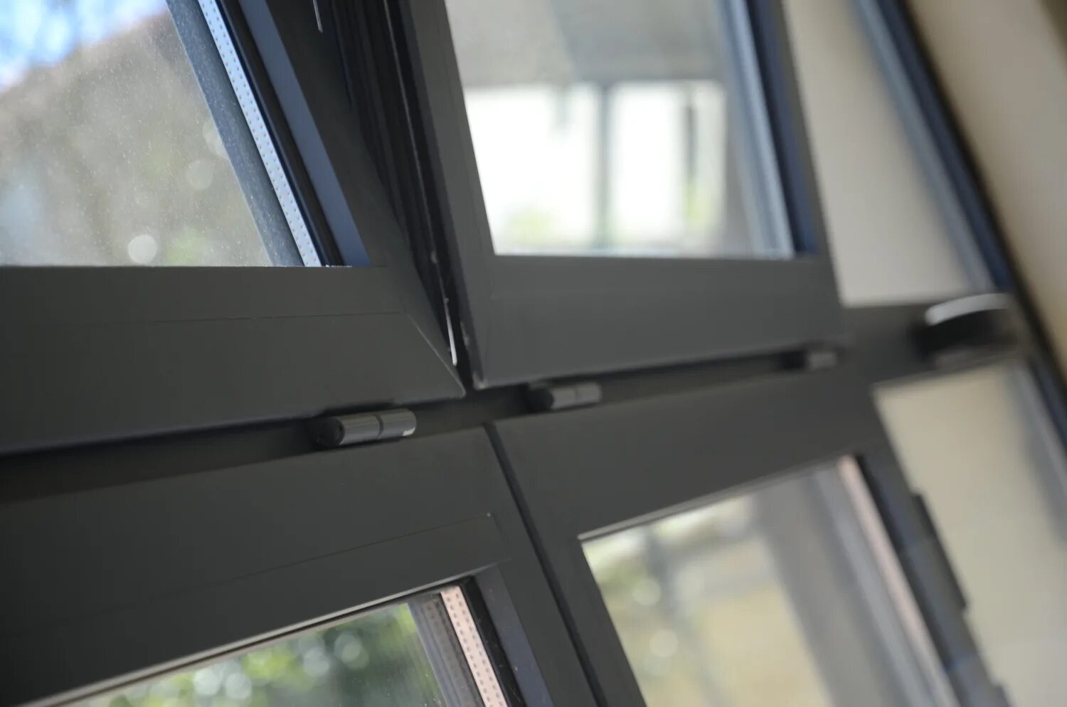 Алютех окна из алюминиевого профиля. Алюминиевые окна 7024 муар. Сборка алюминиевого окна Алютех. Глухая створка (алюминиевый профиль, стеклопакет 6х12х6 мм). Ремонт алюминиевых окон в спб