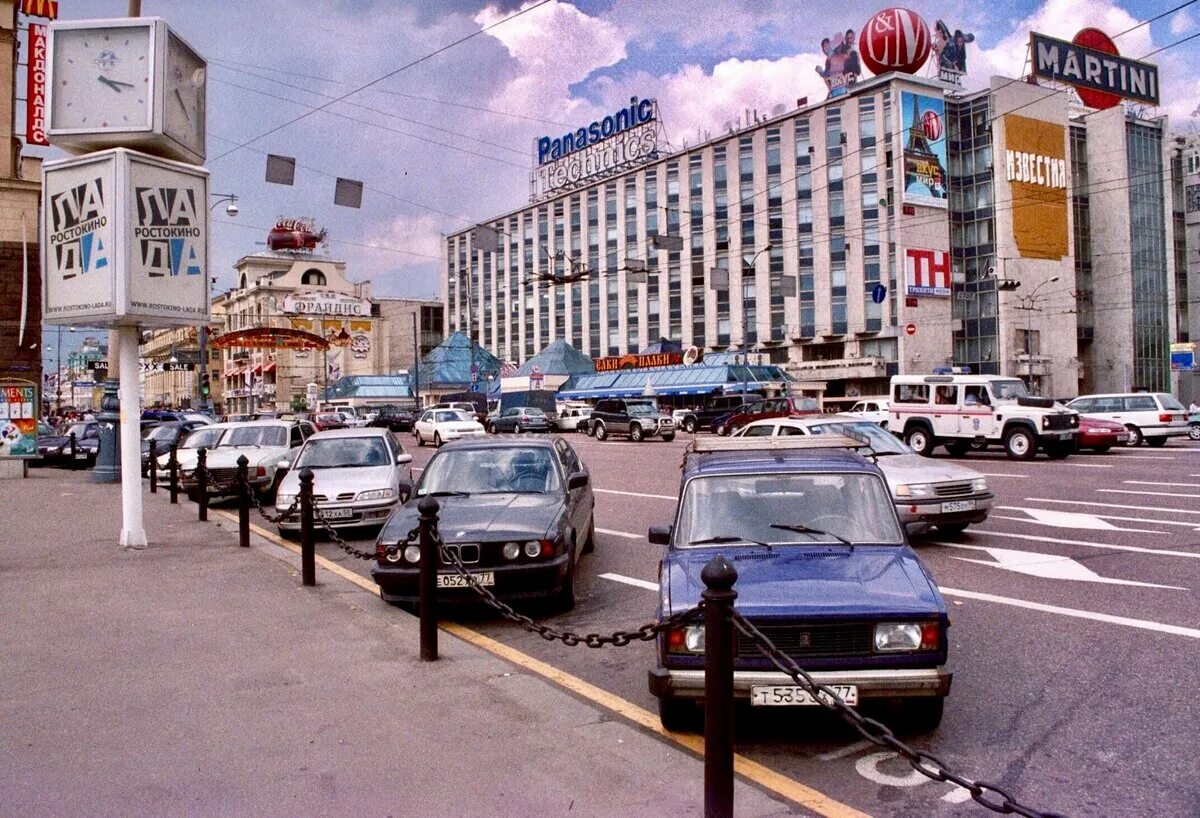 Октябрьская площадь москва 1993. Националь отель москва 90е. Москва 1996. Тверская улица 1996. Набережная москва.