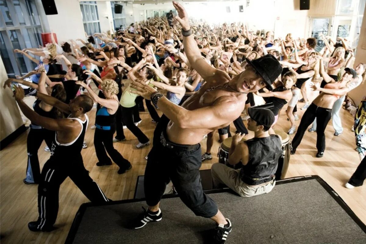 Танцы где занимаются. Танцы Zumba Fitness. Танцоры в зале. Современные танцы. Много народу в спортзале.