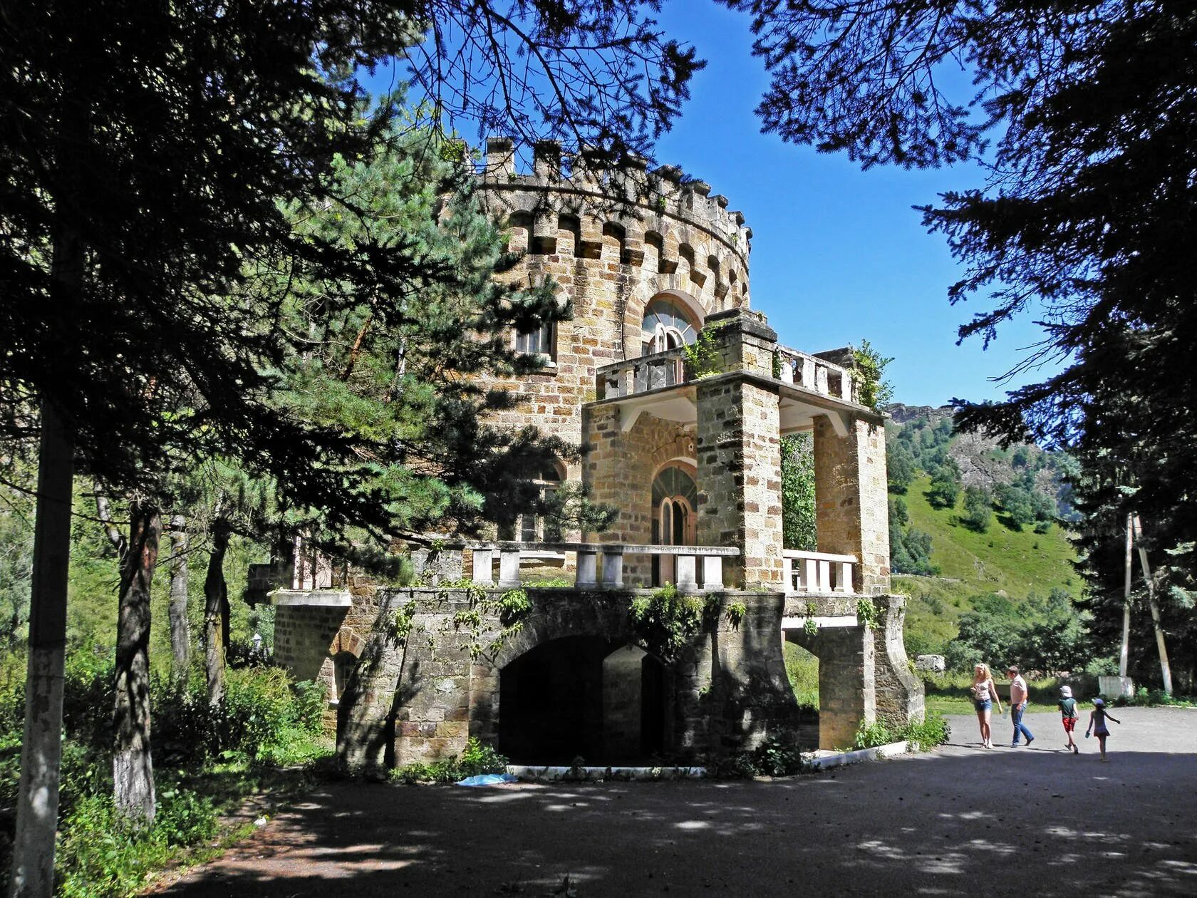 Нарзан кабардино балкария. Долина Нарзанов Кабардино-Балкария Кисловодск. Парк Долина Нарзанов Кисловодск. Замок Долина Нарзанов КБР. Экопарк Долина Нарзанов КБР.