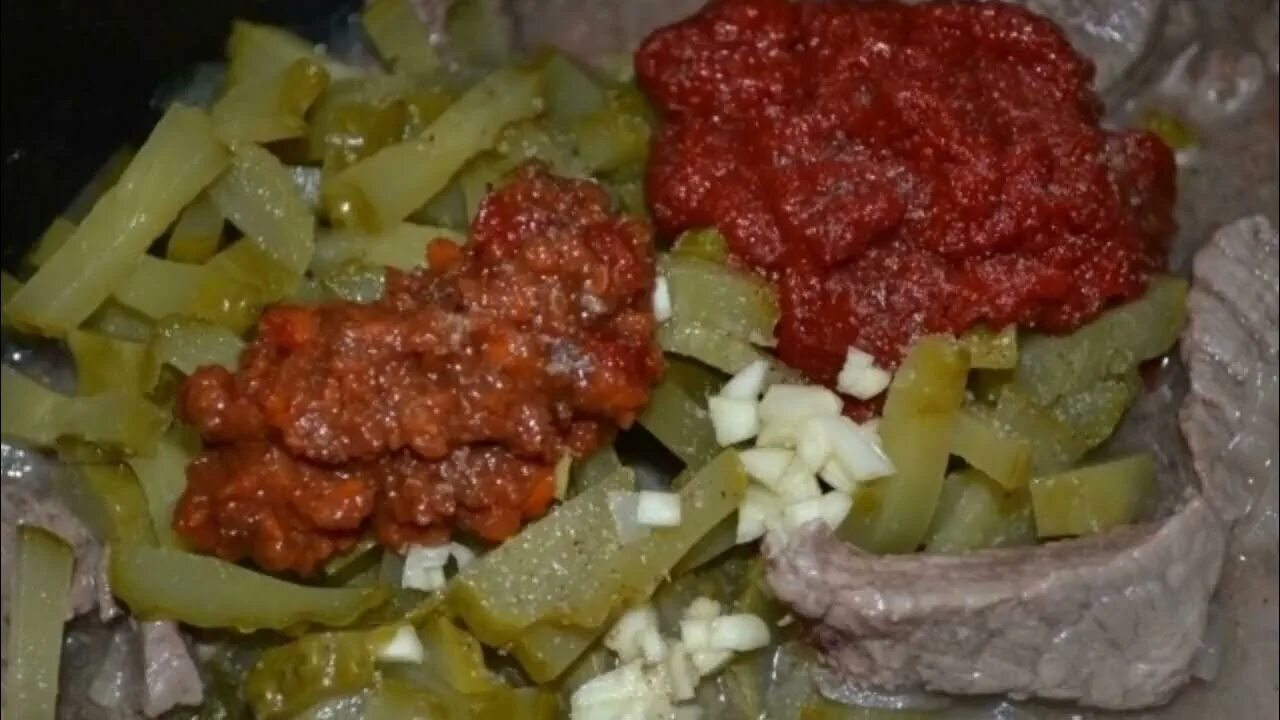 Азу татарская кухня. Брез для солянки. Приготовленная говядина с жиром из кастрюли. Салат говяжий с соленым огурцом. Гуляш в мультиварке.