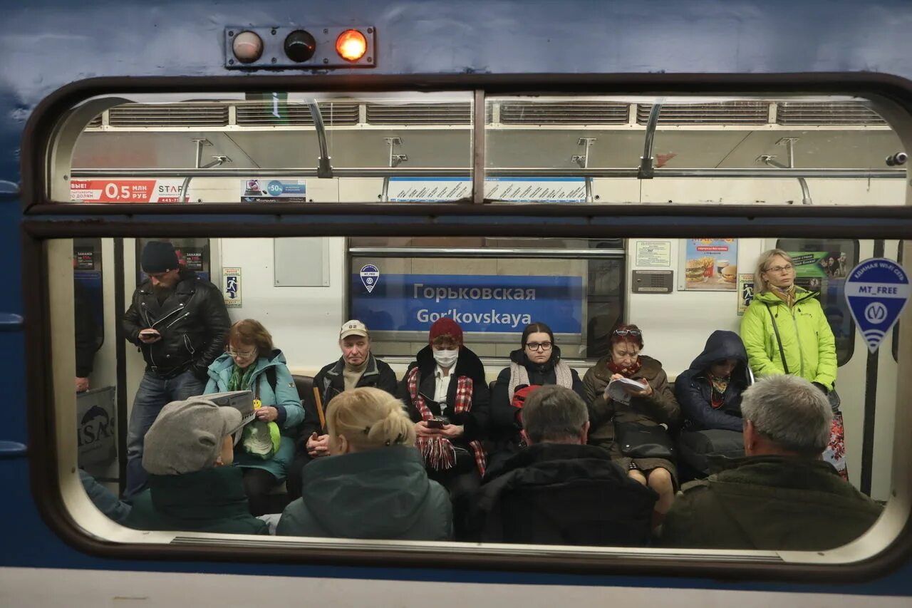 Метро работает. Петербургский метрополитен коронавирус. метро санкт-петербурга 2025 коронавирус. люди в метро спб. пассажир в метро на платформе.