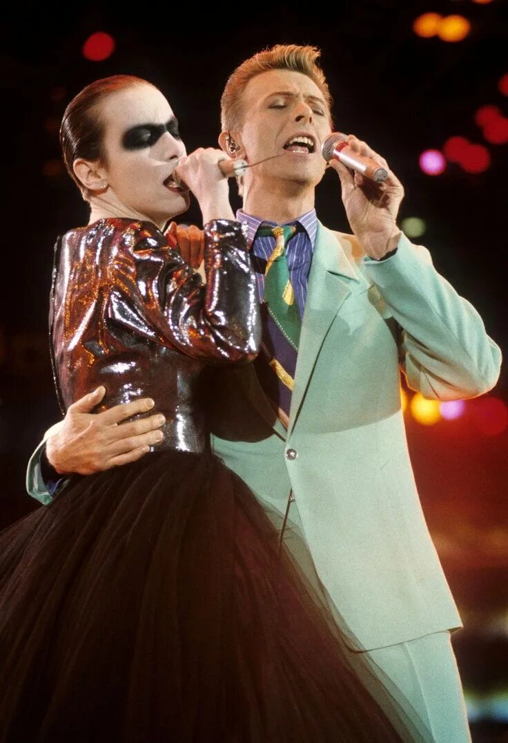 Дэвид квин. Энни леннокс и дэвид боуи. david bowie and freddie mercury. боуи и меркьюри. дэвид боуи и квин.