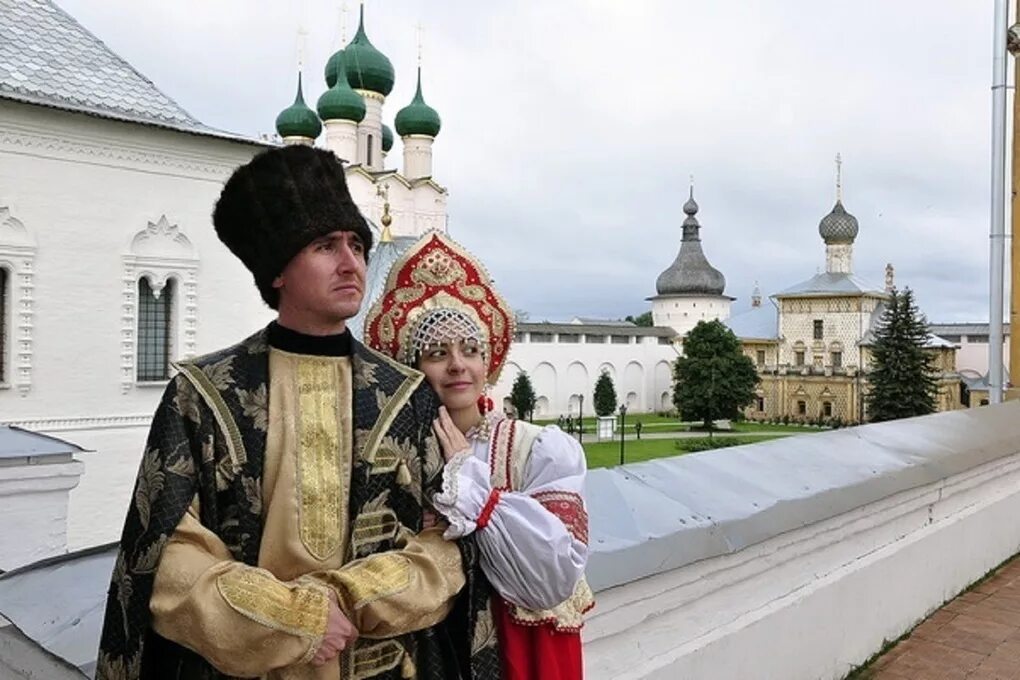 Культура ярославский. Ростов Великий туристы. Ростов Великий Кремль съемки Ивана. Туристы в Ростове Великом.