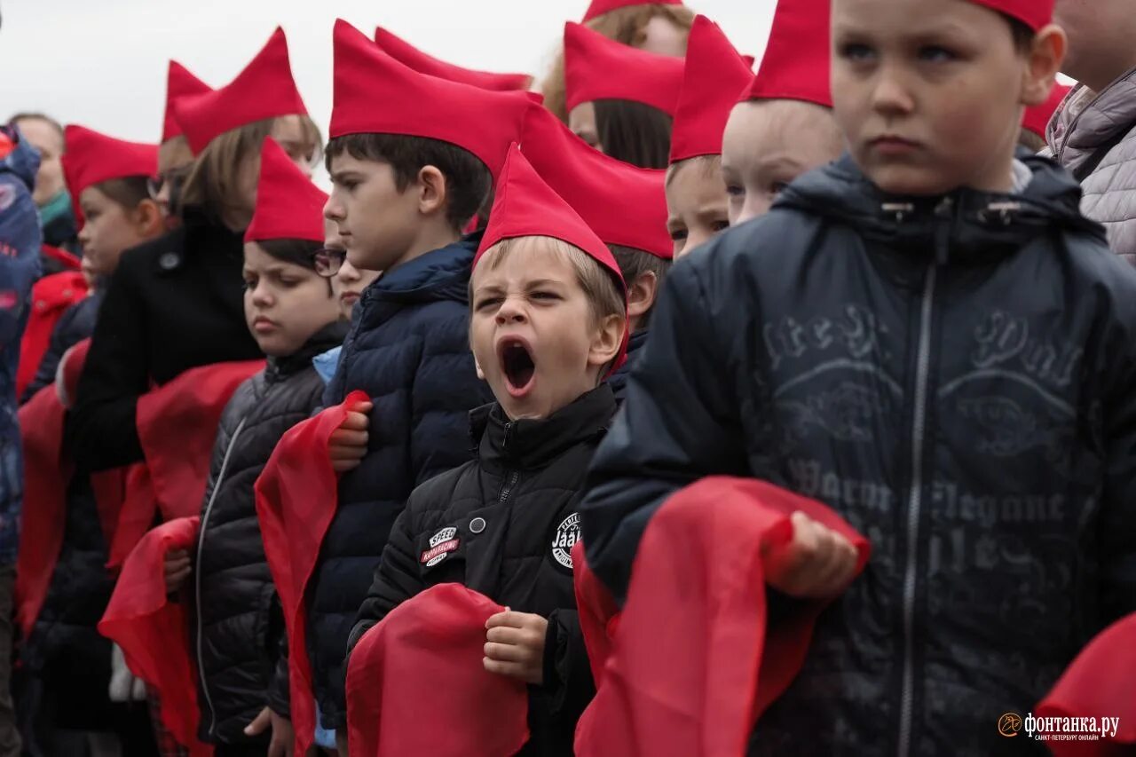 Посвящение в пионеры. Пионеры на Авроре. Пионеры 2022. Дети в пионерских галстуках.