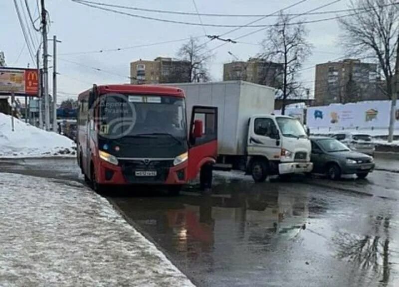 Грузовик рязань. Остановка ТД Барс Московское шоссе Рязань. В Рязани автобус въехал в остановку. Фура на остановке. Грузовик протаранил мост.