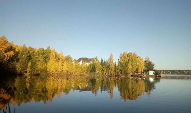 чистый берег озера. чистый берег озера. горная река. кипень озеро пляж. пойменный луг днестр.