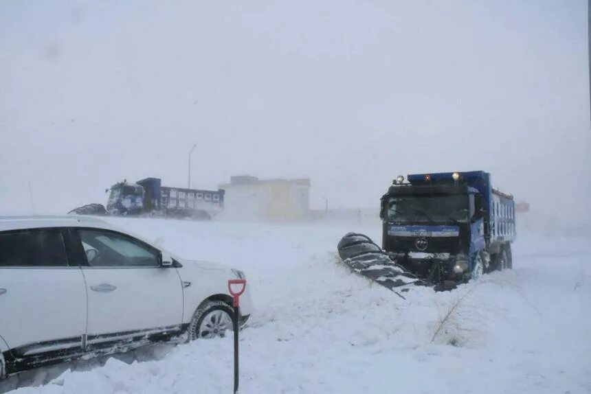 Закрытые трассы караганда. Аварии на трассах казахстана-астаны. Закрытые трассы караганда. Бураны метели в свердловской области. Снежный занос на дороге казахстан.