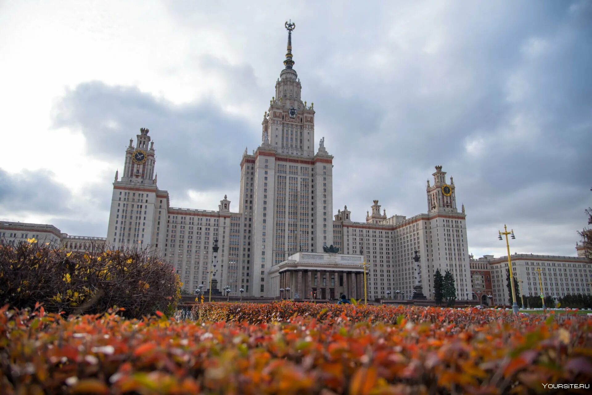 Московский университет на английском. МГУ Воробьевы горы. Московский памятник МГУ. Достопримечательности Москвы МГУ. Парк Воробьевы горы МГУ.