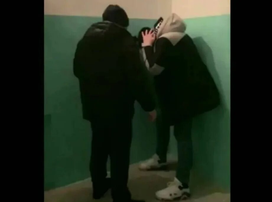 Пацаны в подъезде. Два парня в подъезде. Мальчики-подростки в подъезде. Избили парня в подъезде. Двое в подъезде.