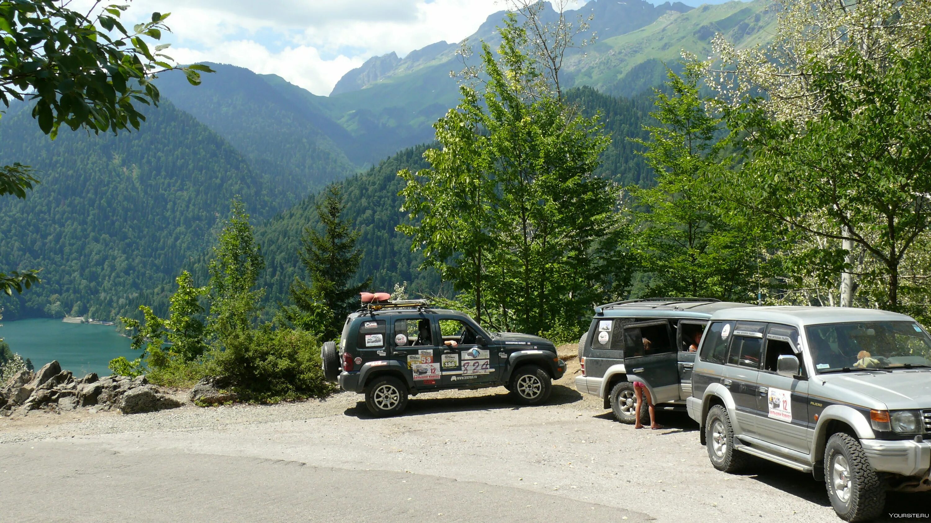 Машина абхазия 335. Автомобили в абхазии. Путешествие в абхазию на автомобиле. Хонда абхазия. Дороги абхазии.