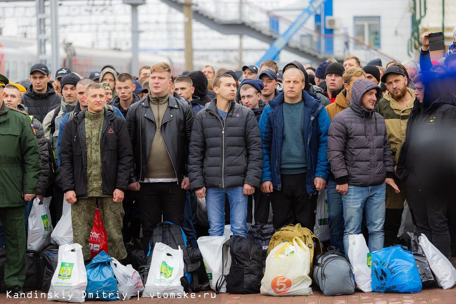 Мобилизация 1 группа. Омские мобилизованные. Мобилизация в Омске. Первая мобилизация в Томске. Мобилизованные с сумками.