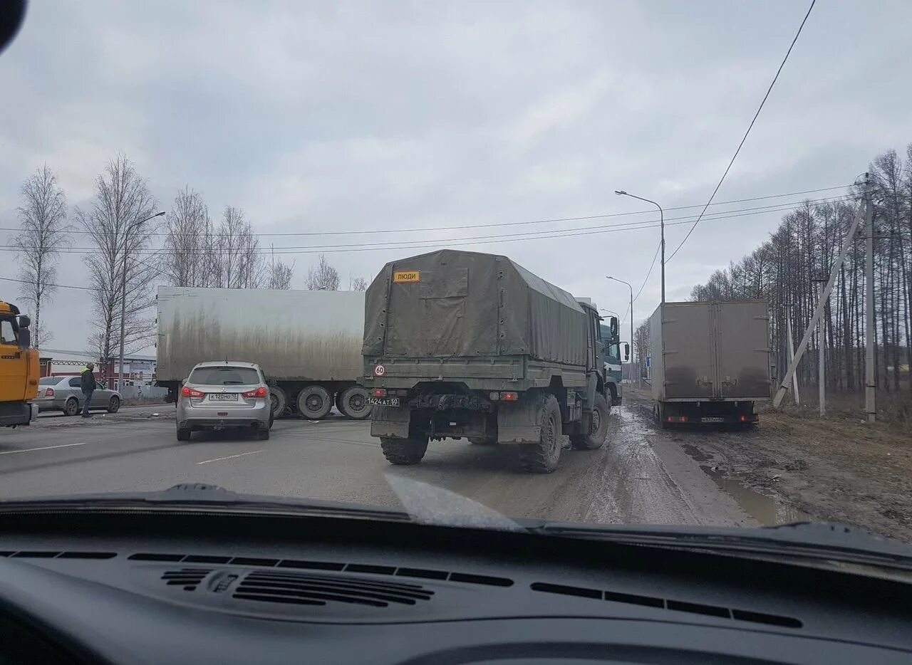 Грузовик рязань. Фура перегородила дорогу. Грузовик на окружной. Доставка фурой Рязань. Фото Южной окружной в Рязани.