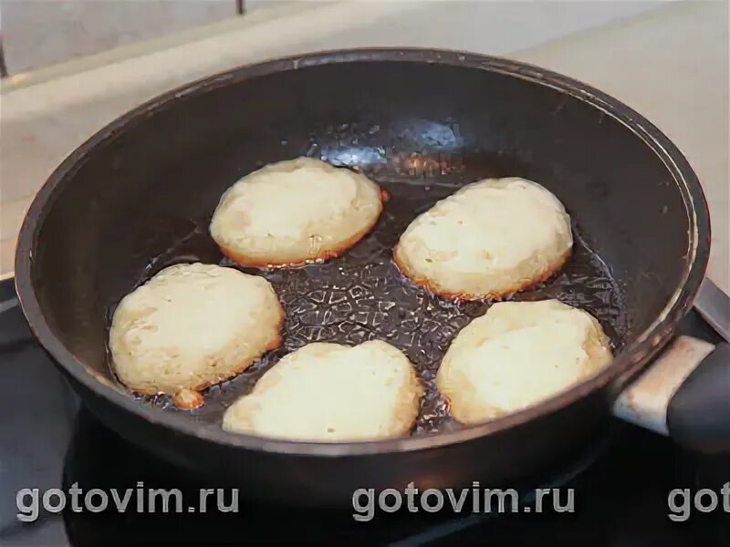 Школьные оладьи. Дрожжевые оладьи на сухой сковороде. Оладьи на кефире пышные рецепт на сухой сковороде. Оладьи на дрожжах. Постные оладьи на дрожжах.