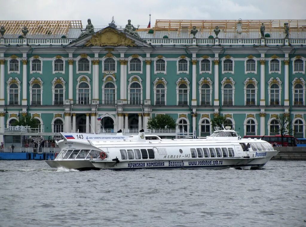 Метеор в петергоф от дворцовой набережной. Метеор в петергоф. дворцовая пристань санкт-петербург метеор. причал в петергофе метеор. метеор у причала.