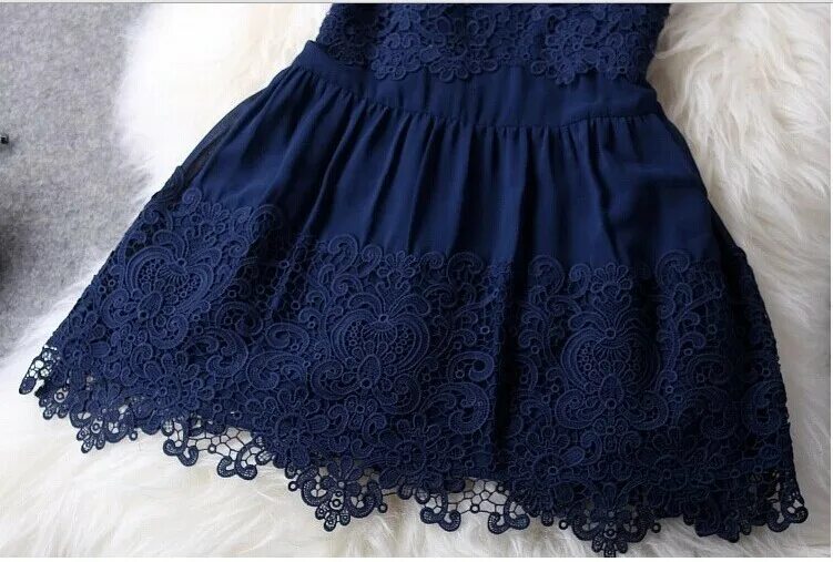 Платья с кружевной тесьмой. Платье с тесьмой. Платья отделанные кружевом. Платья отделанные кружевом. Кружева на платье.