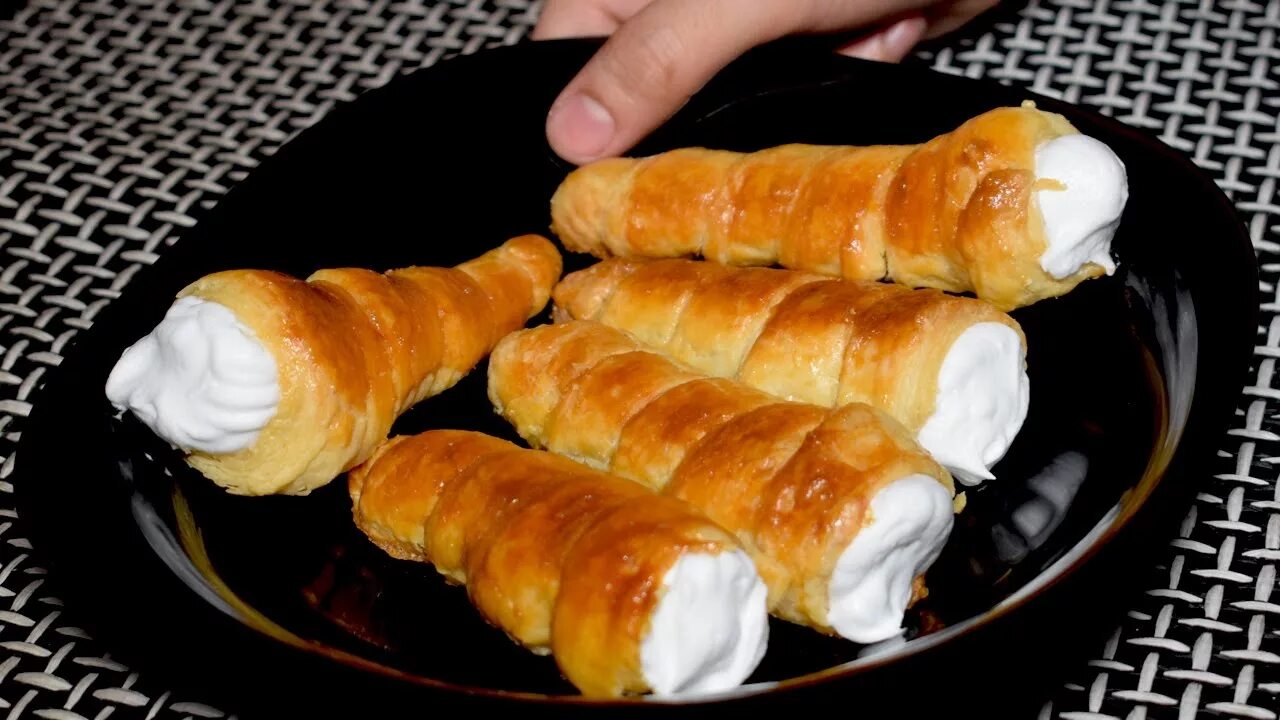 Cream rolls. Rolls Rolls Cream Flower трубочки. Роллы с кремом. Creamy Rolls.