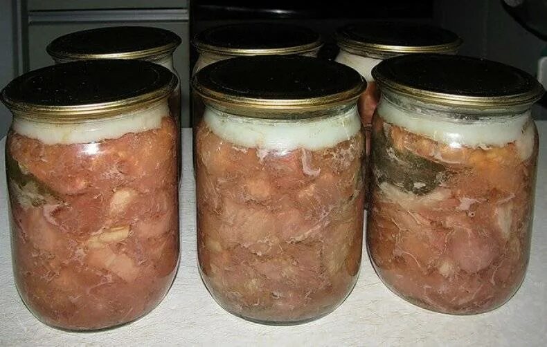 Рецепт консервированного мяса. Домашняя тушенка из свинины. Тушёнка из свинины. Домашняя тушенка из свинины в духовке. Тушёнка из свинины в домашних.