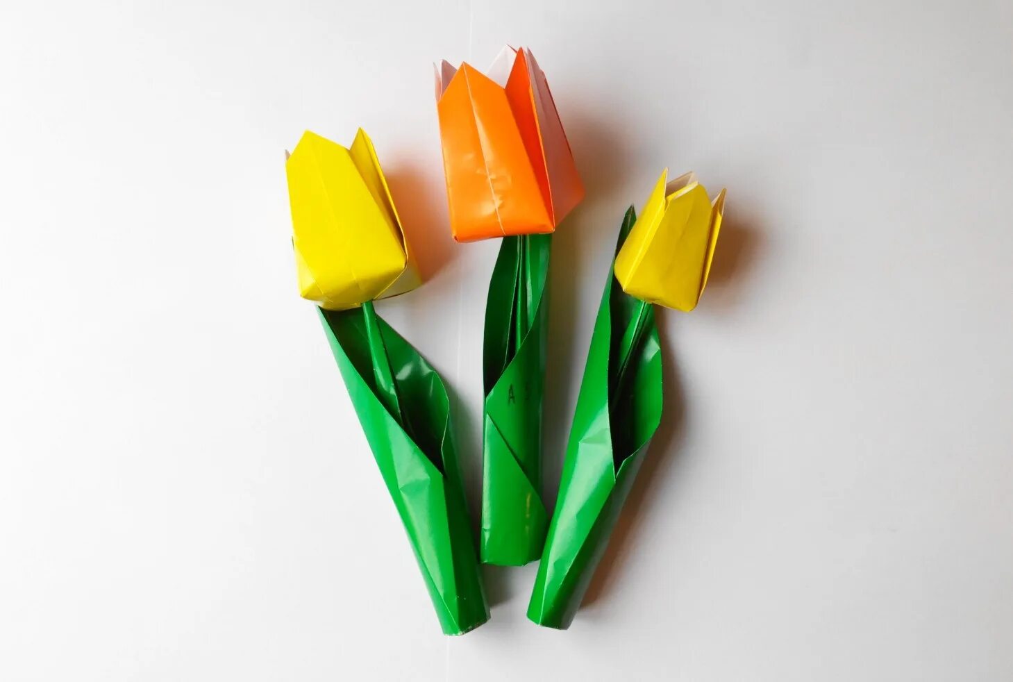 Тюльпан из бумаги. Оригами тюльпан. Тюльпаны из цветной бумаги. Тюльпан из оригами.