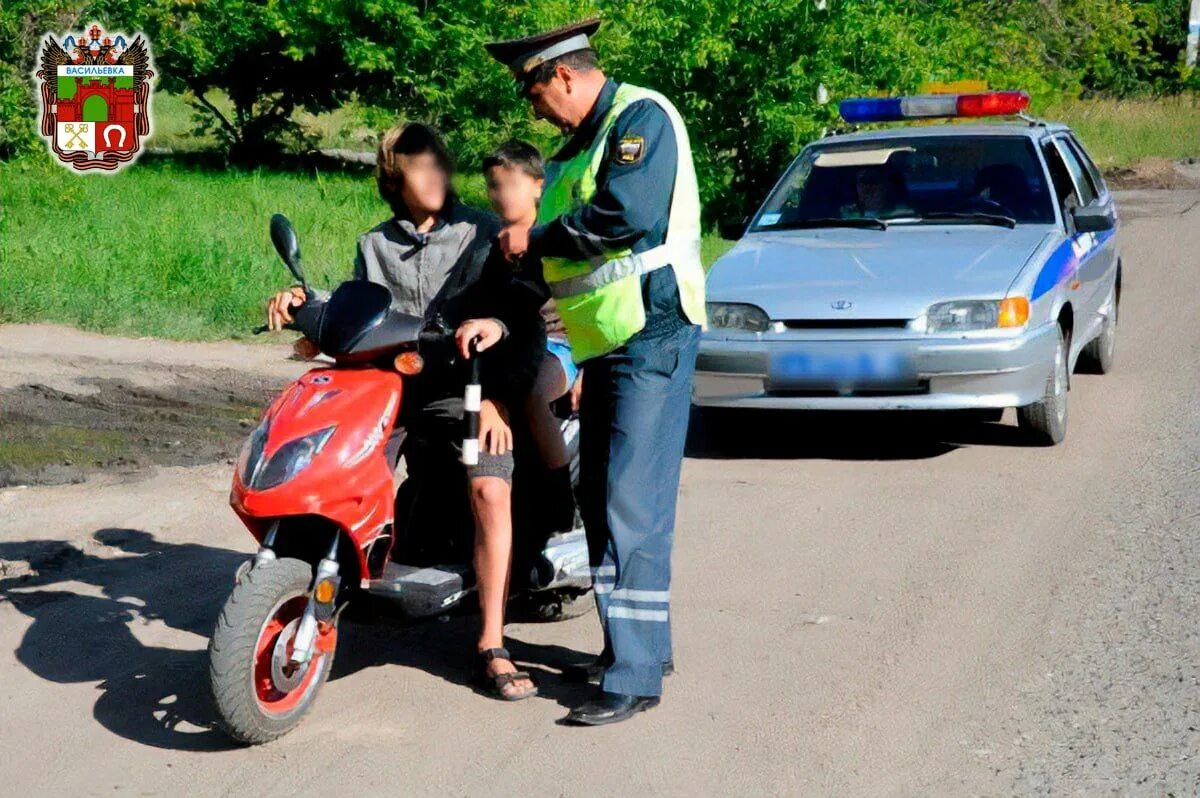 Мотоцикл догнал автомобиль. Школьник на мопеде. Подросток на мопеде. Школьники на скутере. Скутер для школьников.