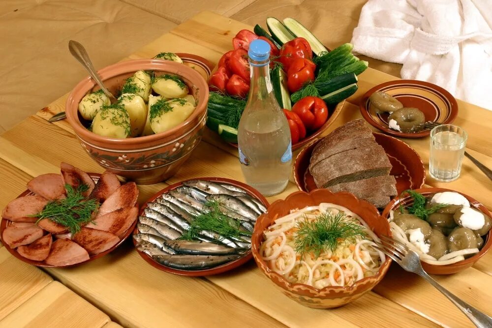 Усадьба банная на лосином острове. Еда в сауну. Еда в сауну. Шикарный стол с закусками. Напитки в бане.