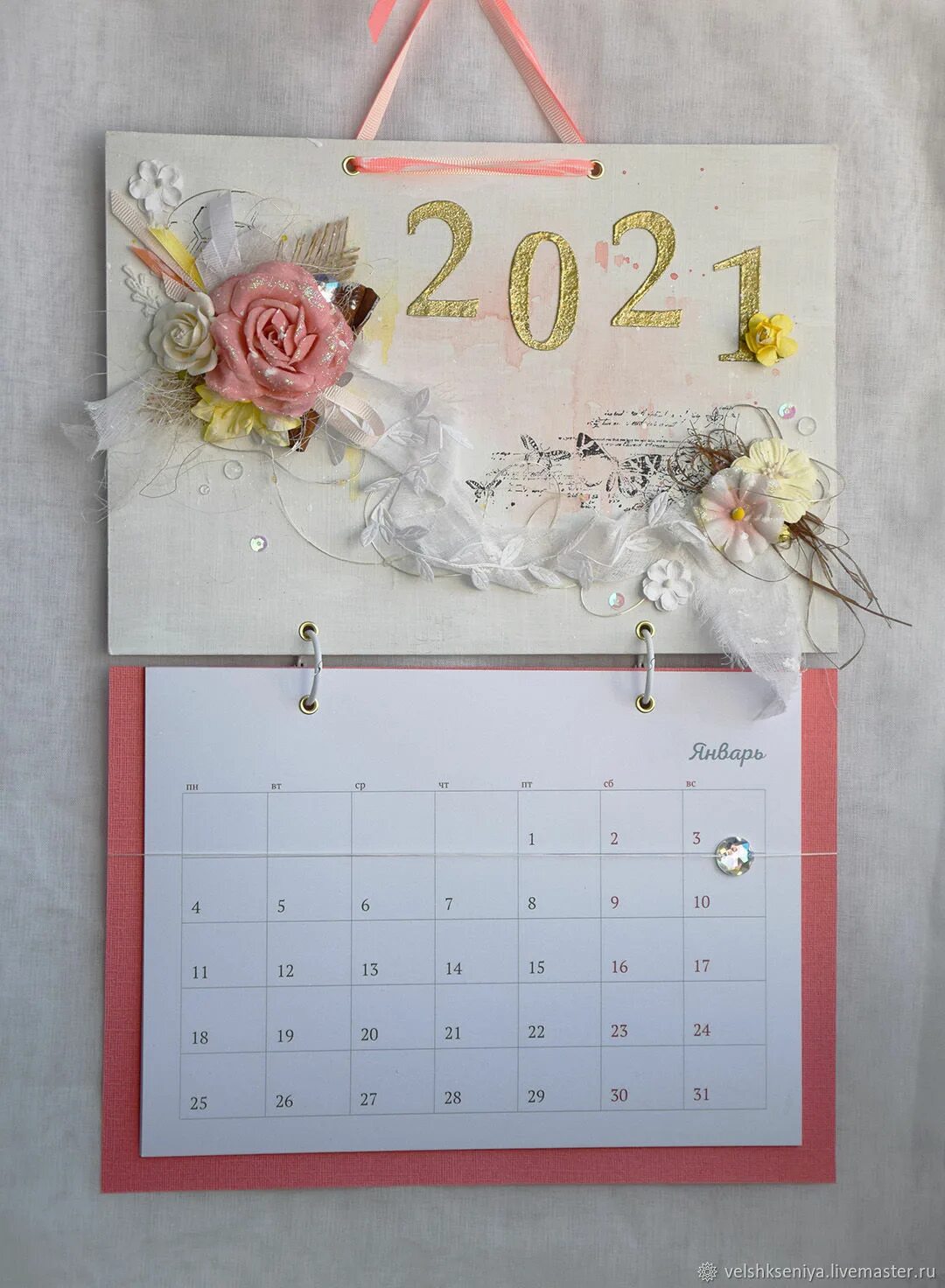 Шикарный календарь для учителя на. Календарь из конфет. Календарь скрапбукинг. Календарь ручной работы. Календарь ручной работы.