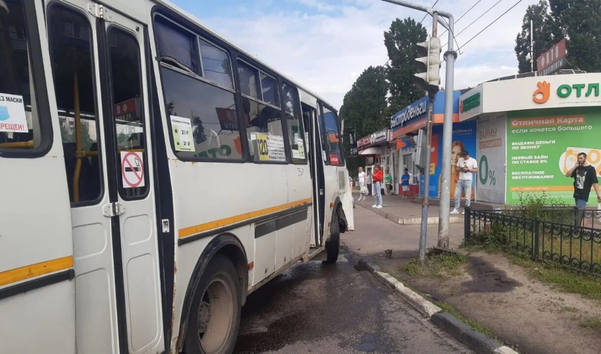 Вчера было 15. ОСТ Остужева Воронеж. ДТП С автобусом и ПАЗИКОМ на Остужева в Воронеже. Авария в Воронеже с автобусом.