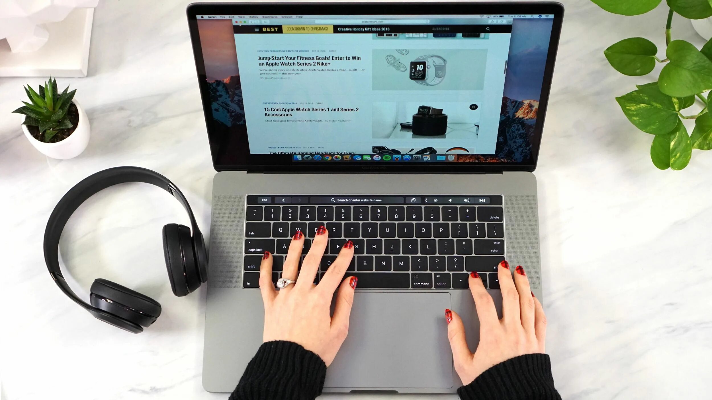 Mac touch. Macbook pro with touchbar 2025. macbook pro 13 в руках. macbook 13 в руках. apple macbook 13 в рука.