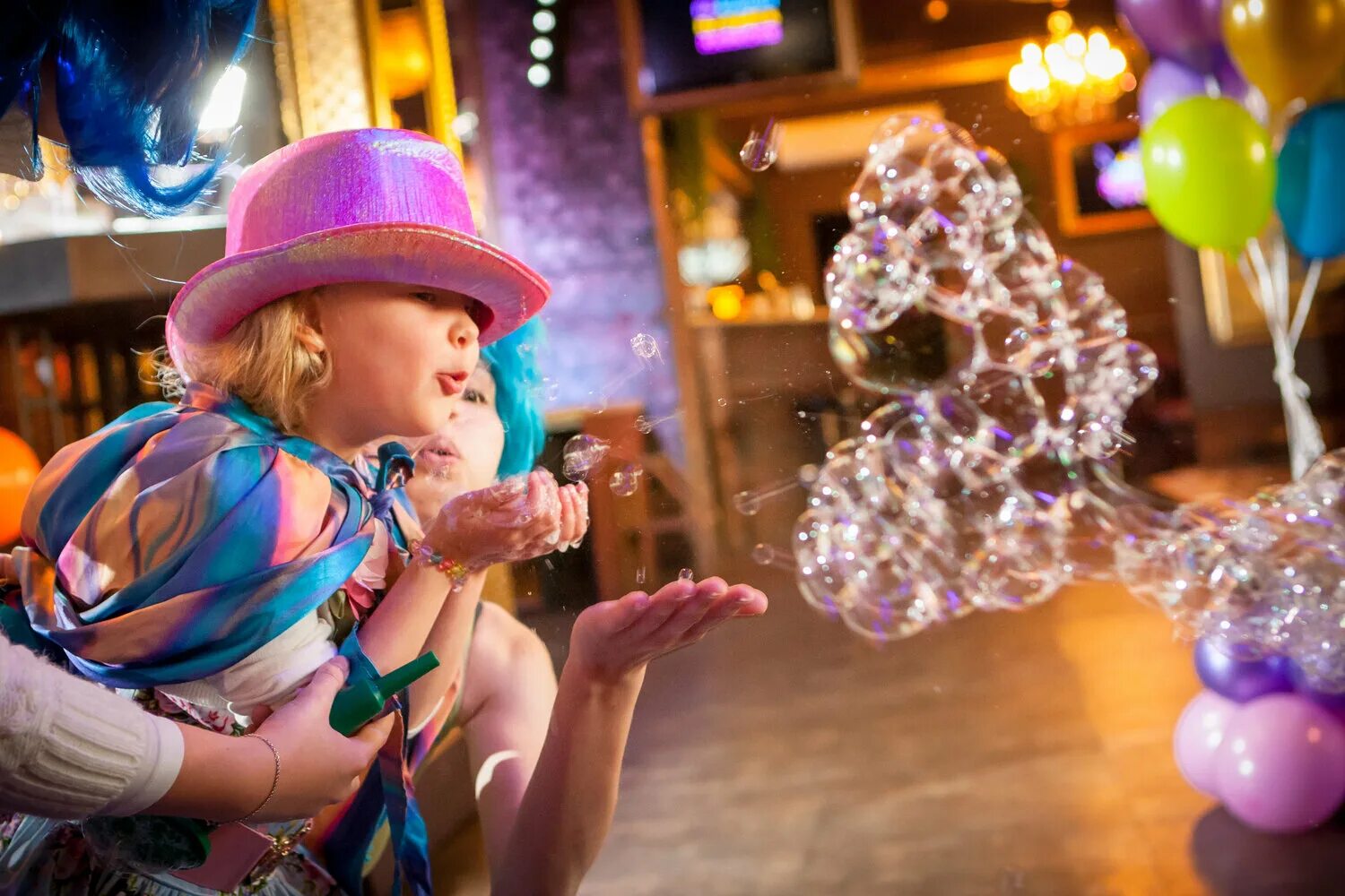 Мыльные шоу на день рождения. Шоу мыльных пузырей. Шоу мыльных пузырей для детей. Шоу мыльных пузырей на детский праздник. Мыльное шоу для детей.