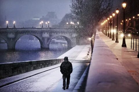На улице снежок поднял воротничок
