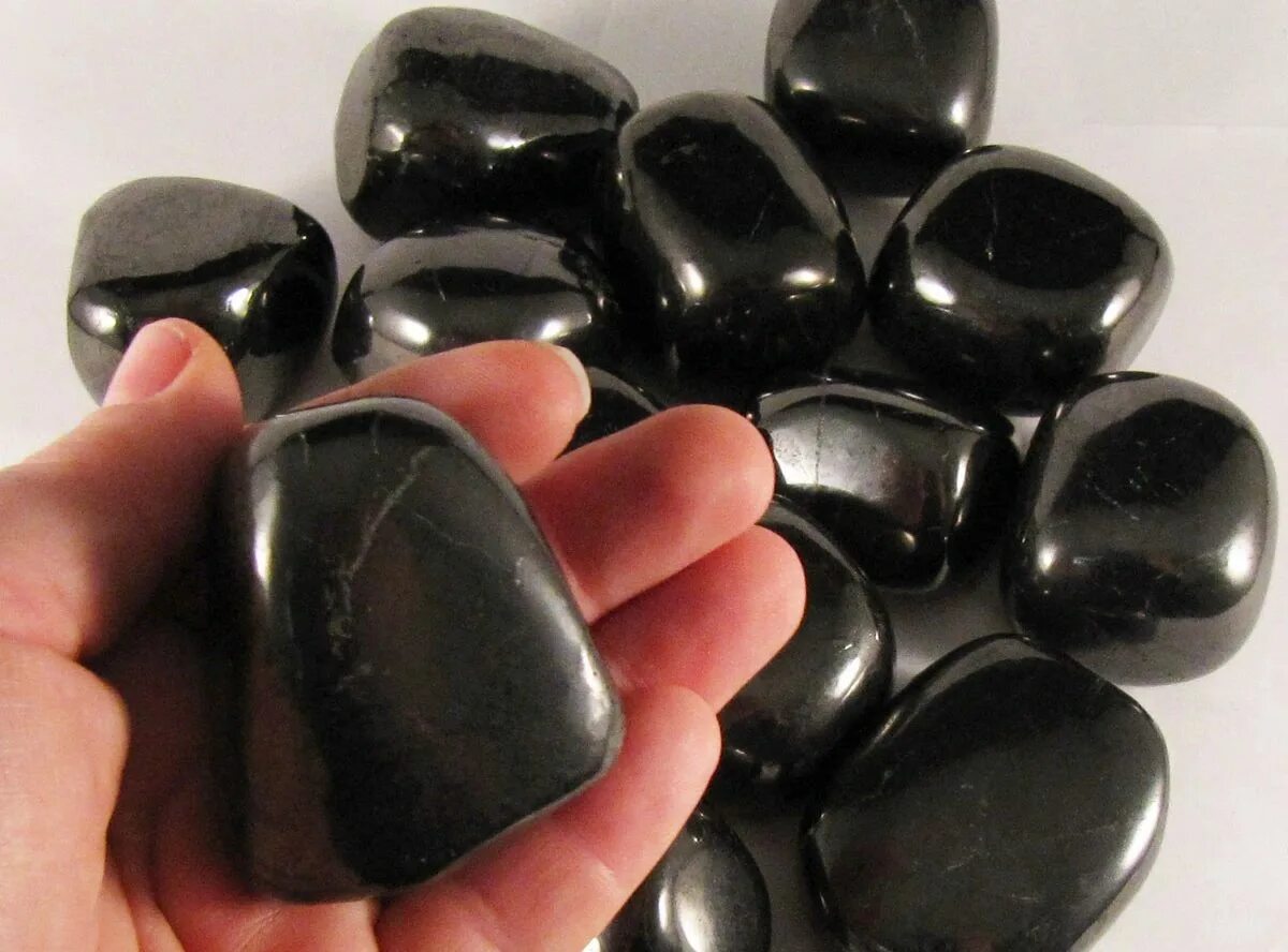 Какой еще декоративный минерал кроме шунгита промышленно. Камень Карелии шунгит. 70015 Шунгит. Шунгит галтовка. Аспид камень шунгит.