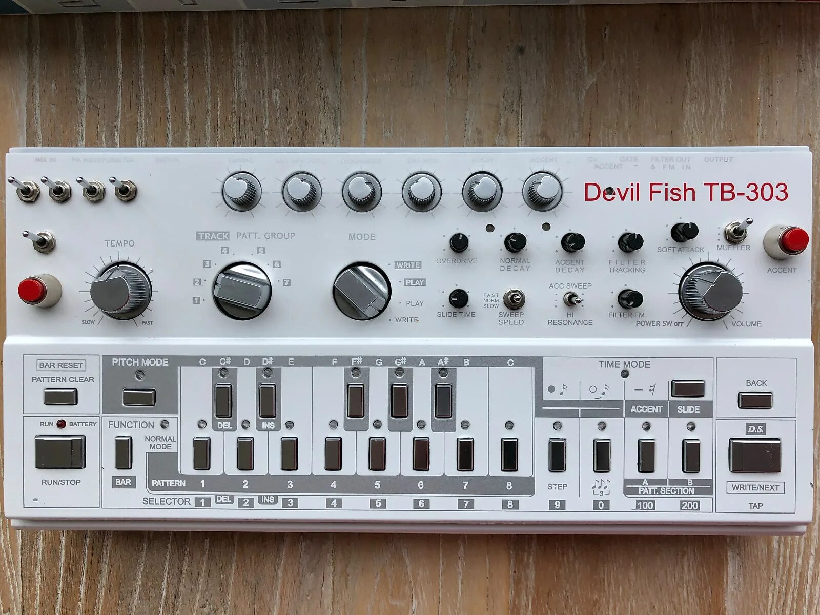 Bass line ru. Roland TB-303. Roland tr 303 Bass line. ABL TB 303. Clone Roĺand tb303.