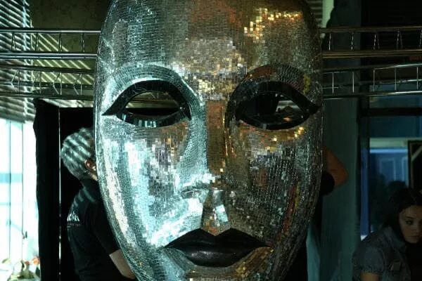 элиан тарс в зеркальной маске. маска из зеркала. Looking glass хранители маска. маска зеркальная без лица. зеркальная маска сфинкс.