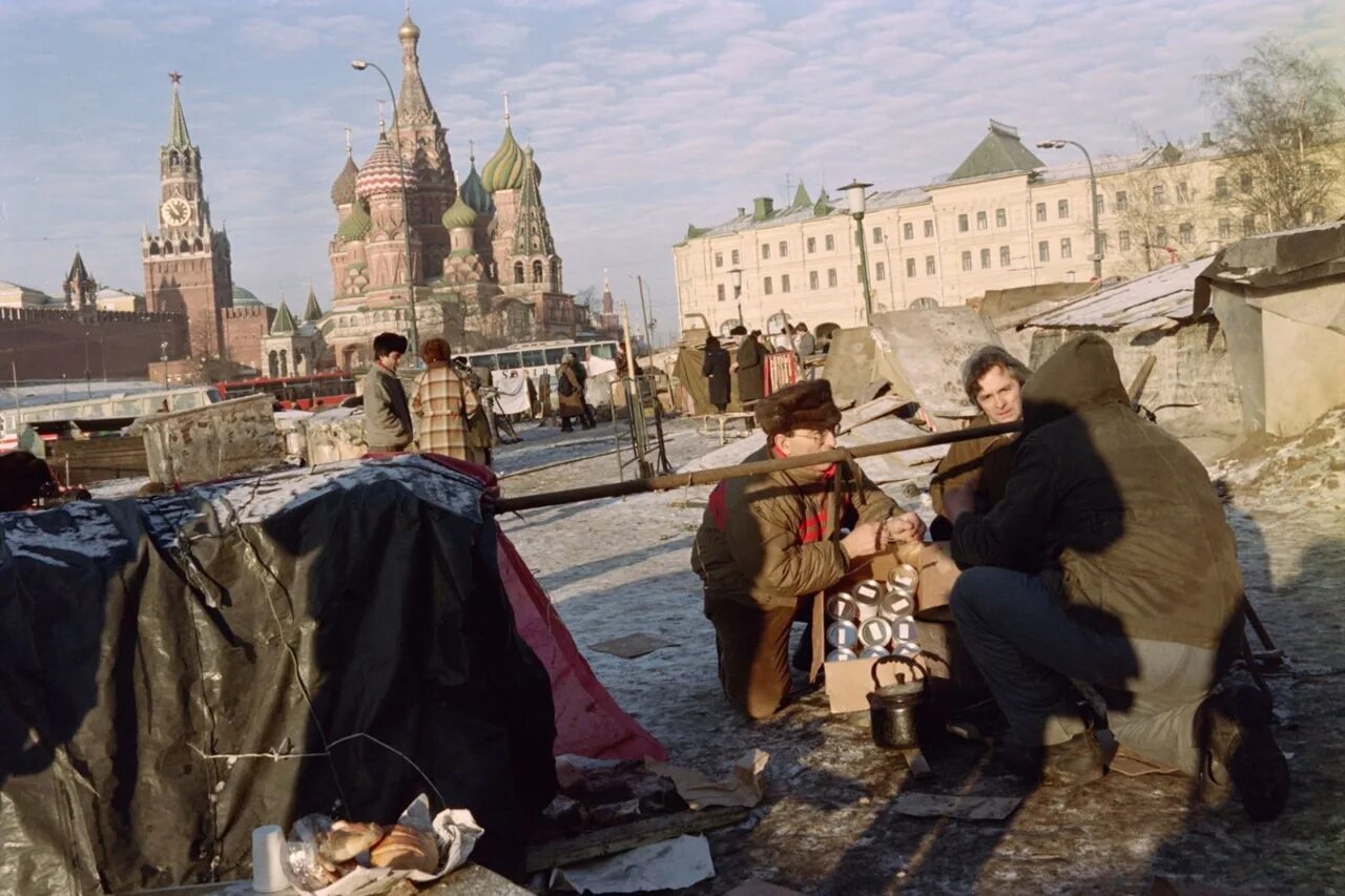 Палаточный городок у стен Кремля 1990. Палаточный городок в Москве 1990 у Кремля. Палаточный лагерь у Кремля 1990. Палаточный городок у Кремля 1990 год. Городок 90