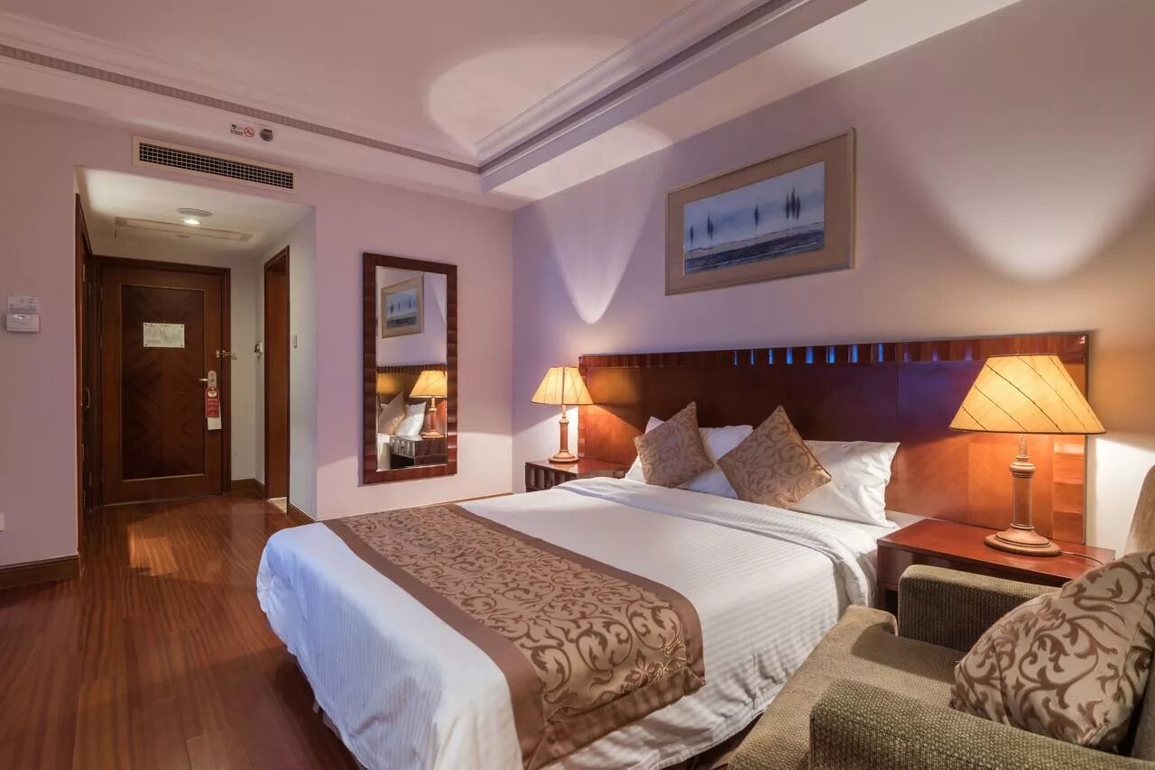 Баохонг отель санья. Sanya jinjiang baohong hotel 4* (дадунхай). Jinjiang baohong hotel. Санья китай отель баохонг. Баохонг отель дадунхай.