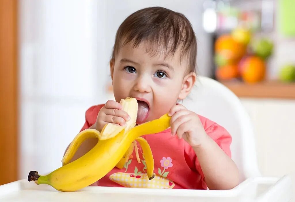 Банан для детей. Дети едят банан. Фрукты для детей. Фотосессия малыша с бананами.
