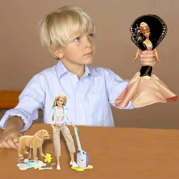 Играть ли мальчики. Кукла "мальчик". Мальчик играет в куклы. Мальчик играющий в куклы. Ребенок держит куклу.