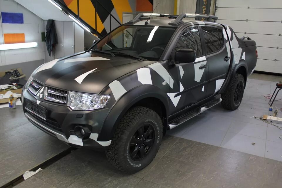 Черный л 200. Mitsubishi l200 хаки. L200 хаки Раптор. Митсубиши л 200 камуфляж. Mitsubishi l200 Раптор камуфляж.