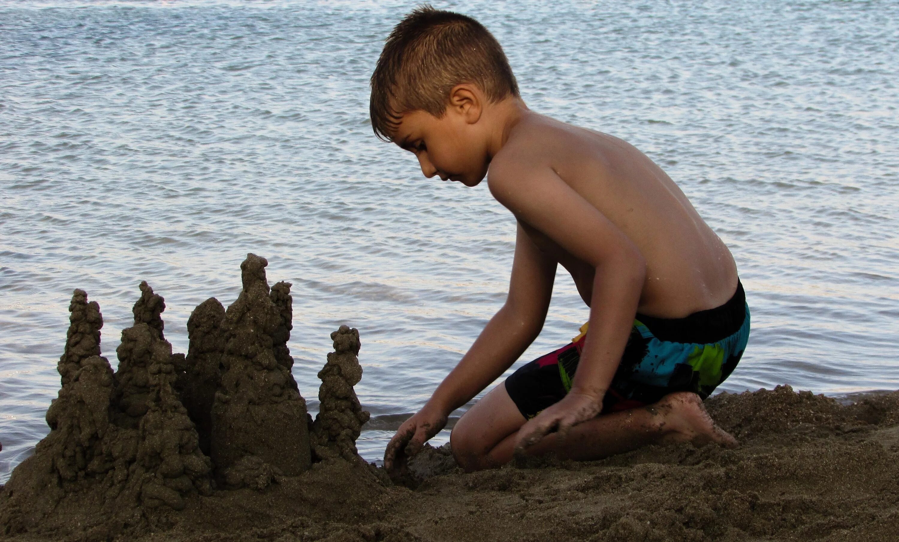 Мальчик на море. Мальчишки на море. Бесстыжий мальчик на пляже. Маленький мальчик на пляже.