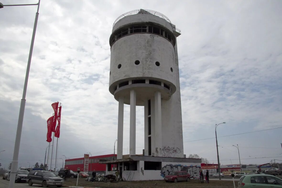 Белая башня уралмаш екатеринбург. Белая башня уралмаш. Водонапорная башня екатеринбург уралмаш. Конструктивизм екатеринбург белая башня. Водонапорная башня екатеринбург уралмаш.