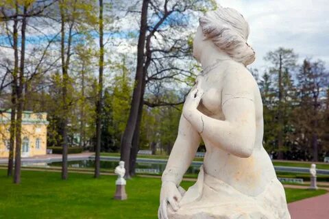 Знаков статуя екатерининского парка в пушкине