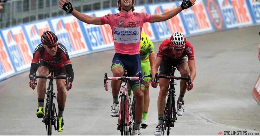 Велоспорт «Джиро д'Італія». Велогонка Вуэльта. Финиш на велосипеде.
