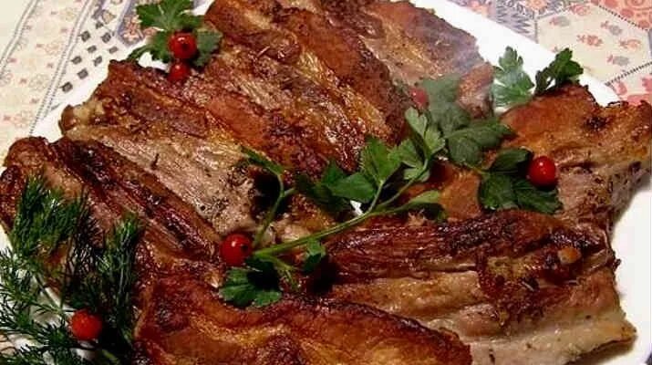 Грудинка свиная запеченная. Грудинка в духовке. Свиная грудка в духовке. Грудинка свиная запеченная в духовке. Грудинка свиная запеченная в духовке.