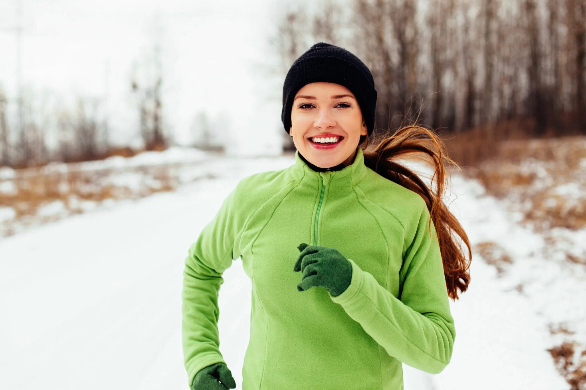 Зимние занятия спортом. Спортивная зима. Зимний бег. Люди зимой. Физическая активность зимой.