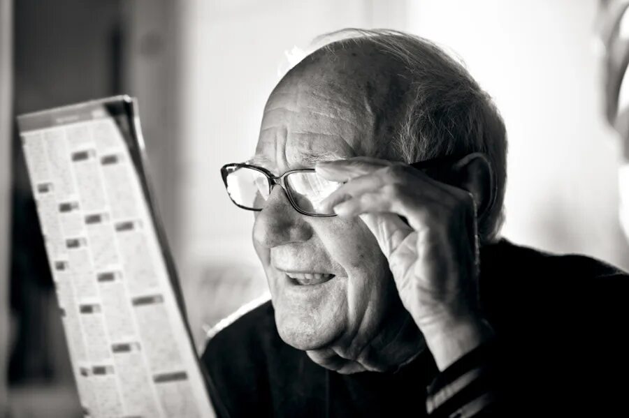 Зрение у пожилых. Нарушение зрения у пожилых. Дальнозоркость у пожилых. Зрение в старческом возрасте. Зрение после 60 лет