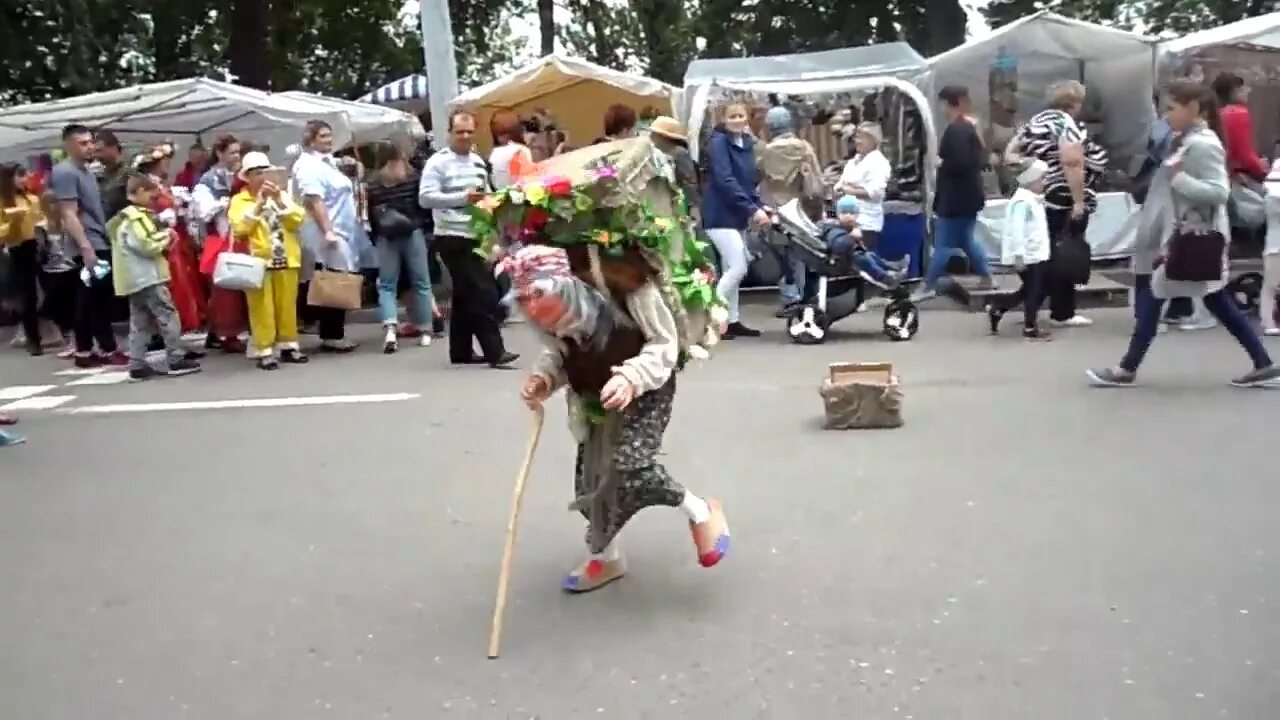 Бабки на танцах. Бабушка танцует. Бабушка танцует музыка. Танцы бабушек. Бабушка танцует музыка.