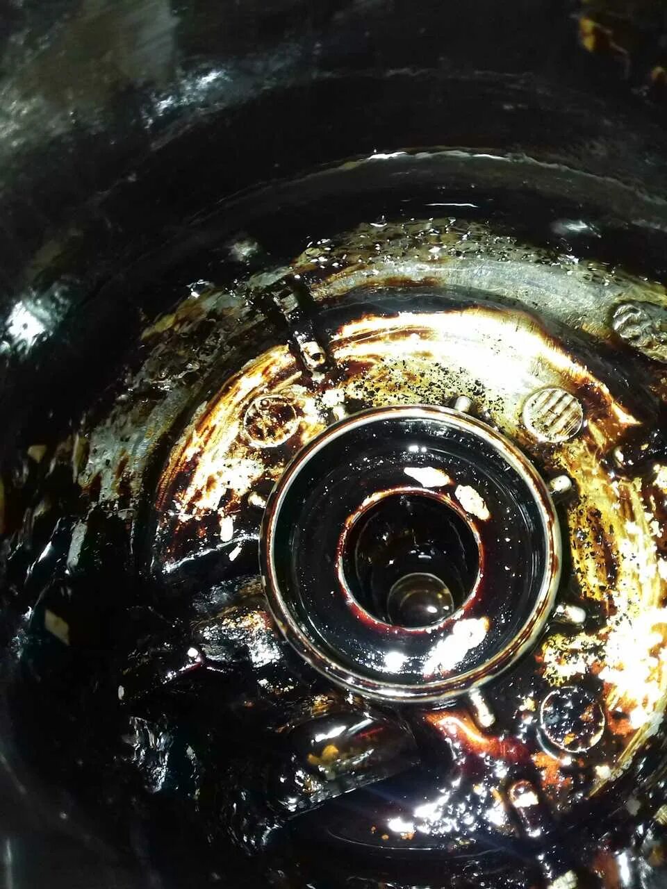 Масло в двигатель l15a. Отложения в двигателе. Черный налет на поршнях. Очиститель поршней и клапанов от нагара. Очистка камер сгорания от нагара.